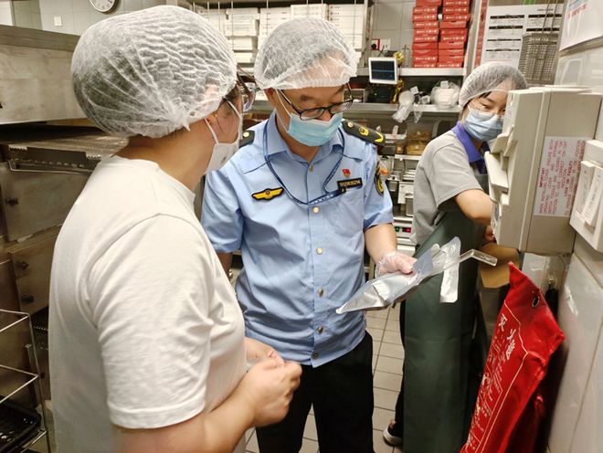 食品安全監(jiān)管再升級 多地市場監(jiān)管部門突擊檢查必勝客，無錫兩店被立案調(diào)查